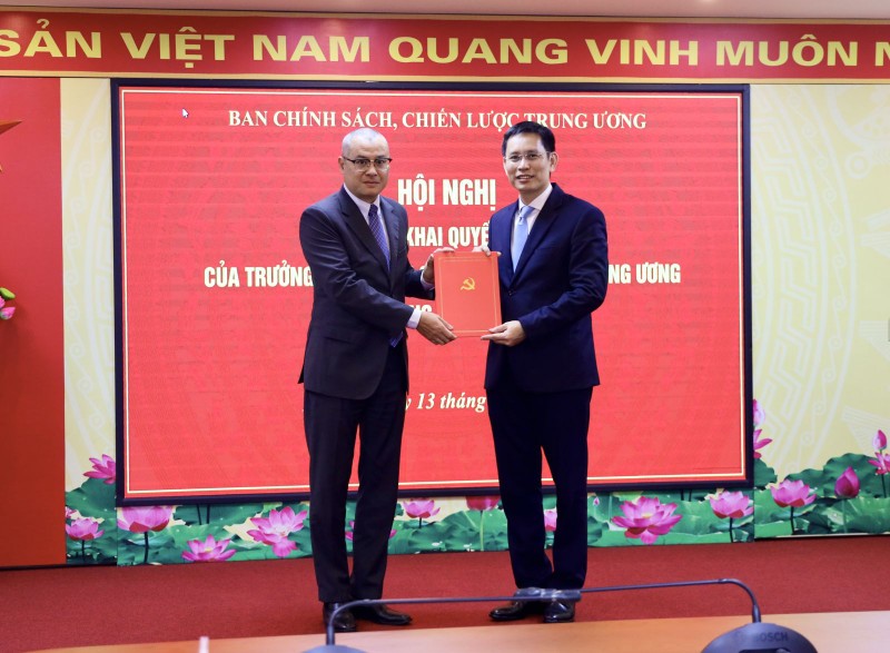 Ông Phạm Đại Dương, Phó Trưởng Ban Chính sách, chiến lược Trung ương trao quyết định cho ông Nguyễn Hồng Hiển. Ảnh: Kinhtetrunguong.vn 13-6 Ban chinh sach.jpeg
