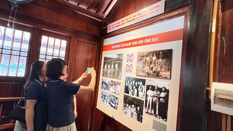 Cán bộ, phóng viên VietTimes chụp ảnh lưu niệm tại Trường dạy báo Huỳnh Thúc Kháng. 14-6 VTs.jpg