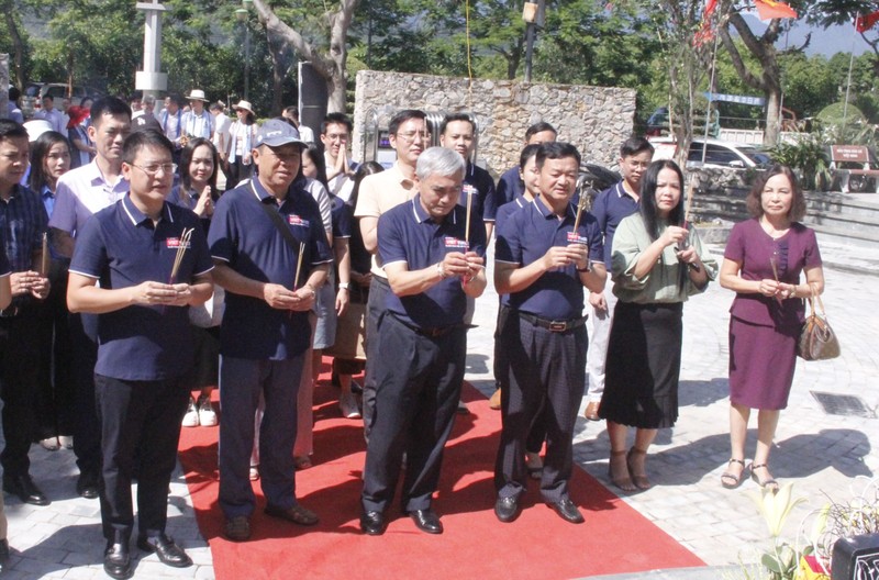 Đoàn dâng hương tưởng nhớ các học viên Trường dạy làm báo Huỳnh Thúc Kháng. _MG_3249.JPG