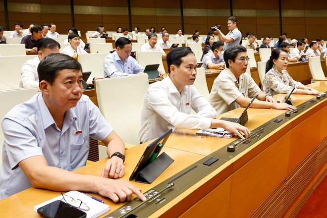 Đại biểu Quốc hội ấn nút biểu quyết thông qua các dự án Luật. (Ảnh: TTXVN). 16-6 vna-potal-quoc-hoi-bieu-quyet-thong-qua-mot-so-luat-quan-trong-8091518.jpg