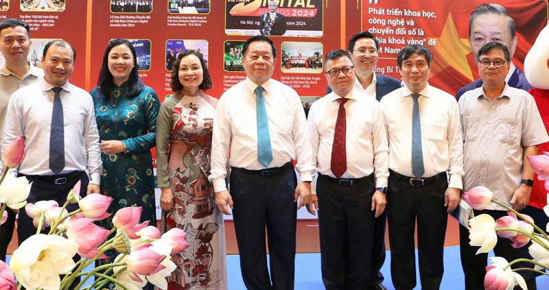 Ông Nguyễn Trọng Nghĩa, Trưởng Ban Tuyên giáo và Dân vận Trung ương, cùng lãnh đạo các bộ, ngành, cơ quan... thăm gian triển lãm của Hội Truyền thông số Việt Nam. 19-6 Hoi bao 1.jpg
