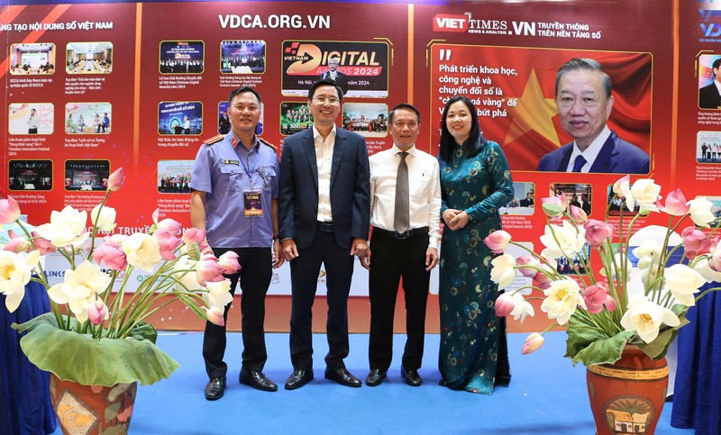 Phó Chủ tịch Hội nhà báo Việt Nam Nguyễn Đức Lợi thăm quan và chụp ảnh lưu niệm với đại diện Hội Truyền thông số Việt Nam. 19-6 hoi bao2.jpg