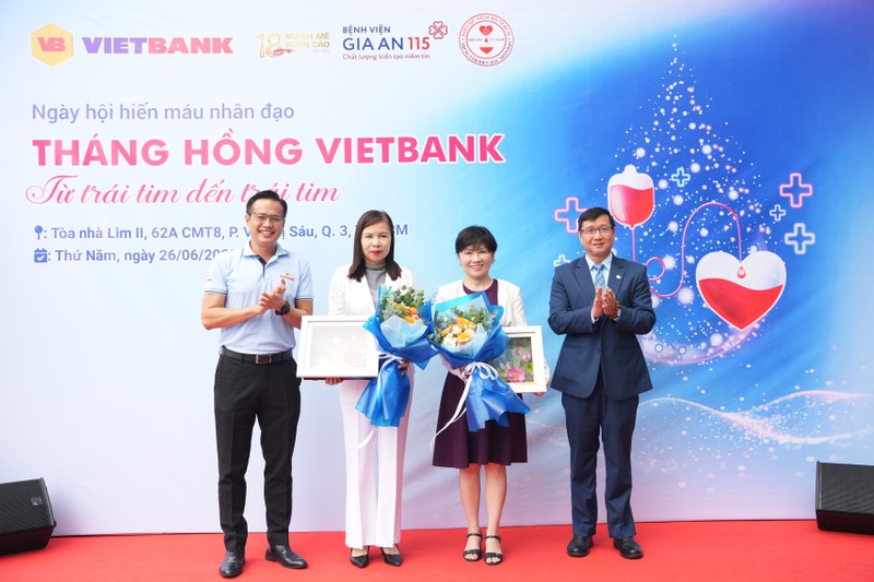 Lãnh đạo Vietbank trao hoa cảm ơn Lãnh đạo Trung tâm Hiến máu nhân đạo TP.HCM và Lãnh đạo Bệnh viện Gia An 115 Ảnh 1_tháng hồng.JPG