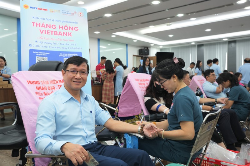 Ông Phạm Linh – Phó Tổng Giám đốc Vietbank hưởng ứng ngày hội hiến máu vì cộng đồng Ảnh 2_Tháng hồng.JPG