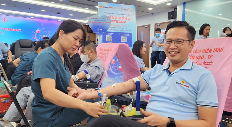 Ông Lê Thanh Quý Ngọc - Phó Tổng Giám đốc Vietbank Ảnh 3_Tháng hồng.jpg