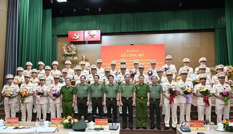 Bộ trưởng Lương Tam Quang đã trao quyết định và tặng hoa chúc mừng 23 giám đốc công an các địa phương sau sáp nhập, cùng 11 giám đốc tiếp tục đảm nhiệm chức vụ. Ảnh: Bộ Công an 28-6 BCA3.jpg