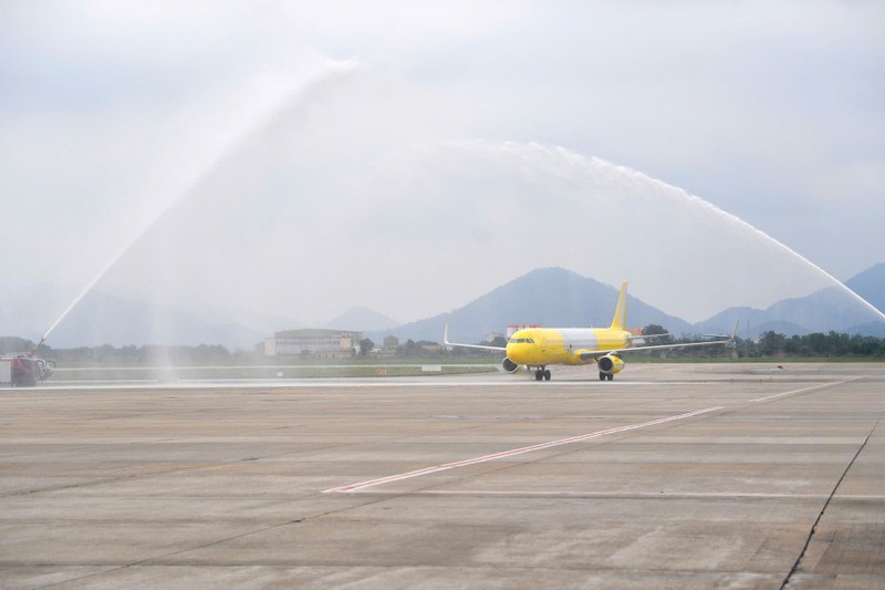 Nghi thức phun vòi rồng (Water salute) chào đón chiếc máy bay đầu tiên do Vietravel Airlines sở hữu Ảnh 1 (1).jpg