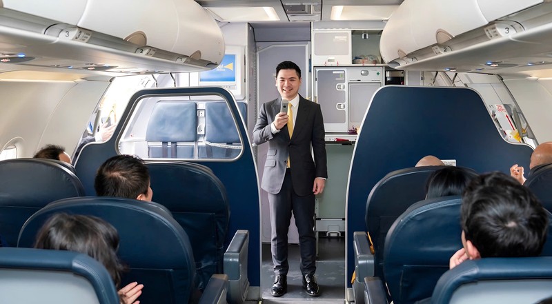 Ông Đỗ Vinh Quang, Chủ tịch Vietravel Airlines phát biểu trên chiếc máy bay sở hữu riêng đầu tiên của hãng Ảnh 2.jpg