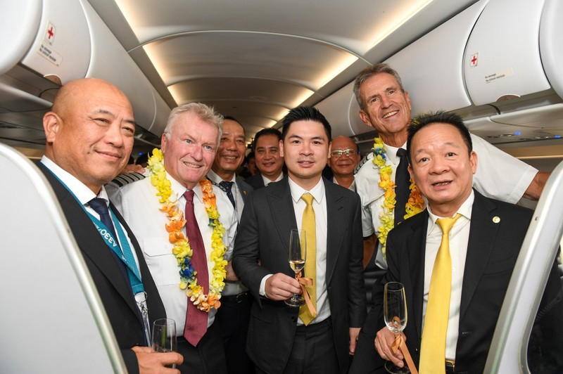 Các đại biểu chúc mừng tổ bay của Airbus A321 Ảnh 3 (1).jpg