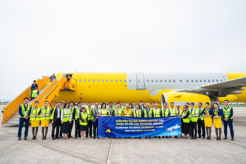 Các đại biểu chụp ảnh lưu niệm cùng chiếc máy bay Airbus A321 đầu tiên thuộc sở hữu của Vietravel Airlines Ảnh 4.jpg