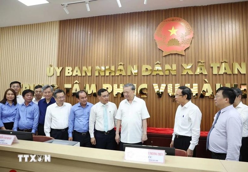 Tổng Bí thư Tô Lâm thăm Trung tâm dịch vụ hành chính công tại xã Tân Vĩnh Lộc, Thành phố Hồ Chí Minh. (Ảnh: Thống Nhất/TTXVN). 30-6 tong-bi-thu-to-lam-khao-sat-tai-thanh-pho-ho-chi-minh.jpg