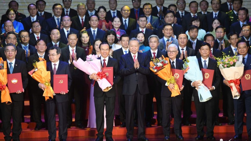 Tổng Bí thư Tô Lâm trao quyết định cho lãnh đạo TPHCM. Ảnh: Nguyễn Huế/Vietnamnet. 30.6 7.jpg w-tong-bi-thu-49151.jpg