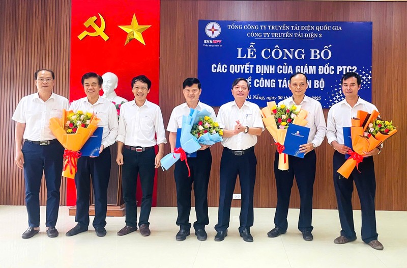 Lãnh đạo PTC2 trao quyết định và tặng hoa chúc mừng cán bộ Đội Truyền tải điện Đà Nẵng được bổ nhiệm Lãnh đạo PTC2 trao quyết định và tặng hoa chúc mừng cán bộ Đội Truyền tải điện Đà Nẵng được bổ nhiệm