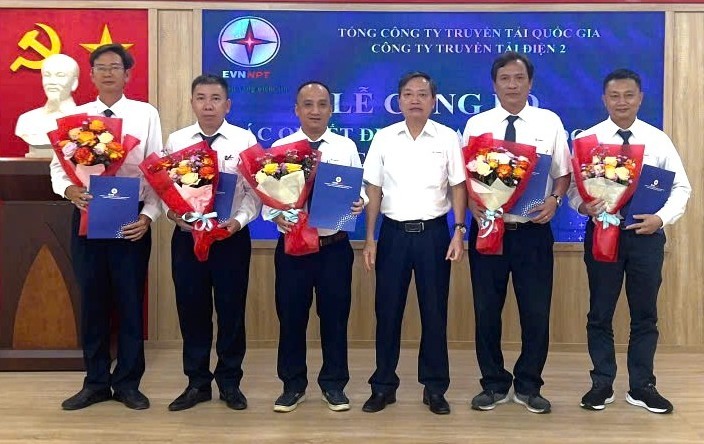 Lãnh đạo PTC2 trao quyết định và tặng hoa chúc mừng cán bộ Đội Truyền tải điện Quảng Ngãi được bổ nhiệm Lãnh đạo PTC2 trao quyết định và tặng hoa chúc mừng cán bộ Đội Truyền tải điện Quảng Ngãi được bổ nhiệm
