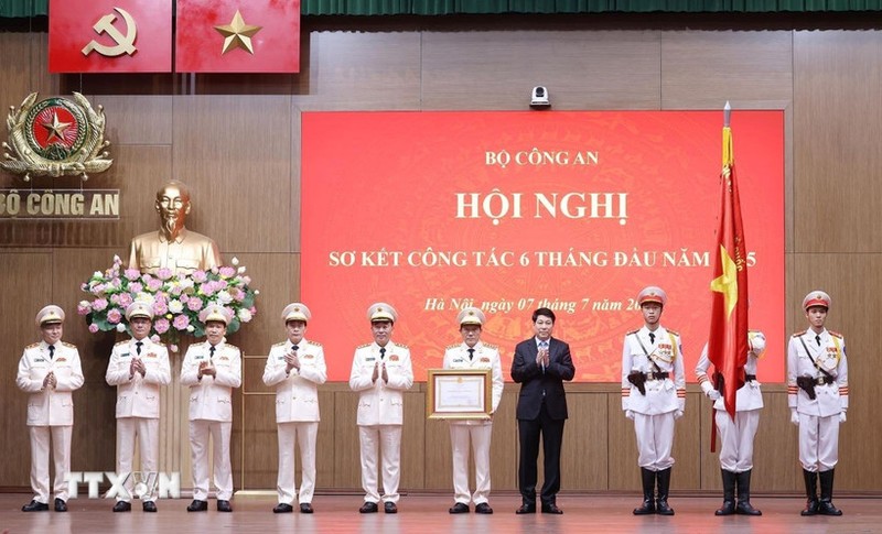Chủ tịch nước Lương Cường trao Huân chương Lao động hạng Ba tặng Bộ Công an. (Ảnh: Lâm Khánh/TTXVN). 7-7 CTN1.jpg