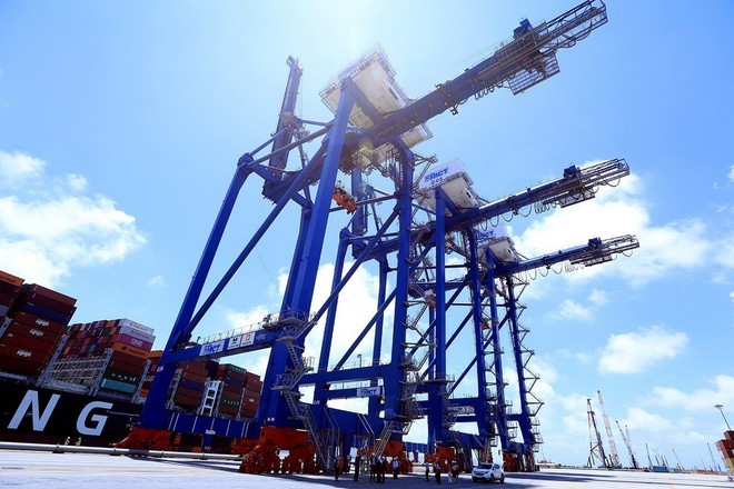 Cần trục giàn có khả năng nâng hàng chục tấn khi bốc xếp tại Tân Cảng, Lạch Huyện. (Ảnh: Tuấn Anh/ TTXVN). 11-7.1.jpg