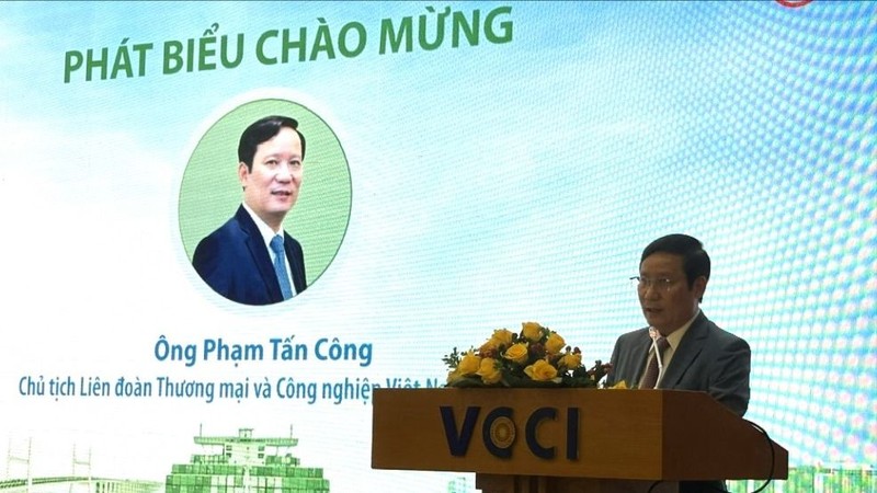 Ông Phạm Tấn Công - Chủ tịch Liên đoàn Thương mại và Công nghiệp Việt Nam (VCCI) phát biểu tại Diễn đàn. (Ảnh: Bảo Trâm) ongptc.jpg