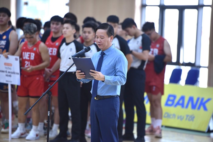 Nhà báo Nguyễn Tiến Bình - Phó Chủ tịch Hiệp hội Các trường đại học, cao đẳng Việt Nam, Tổng Biên tập Tạp chí điện tử Giáo dục Việt Nam, Trưởng Ban Tổ chức giải đấu phát biểu. Ảnh: BTC. 15-7.GD1.jpg