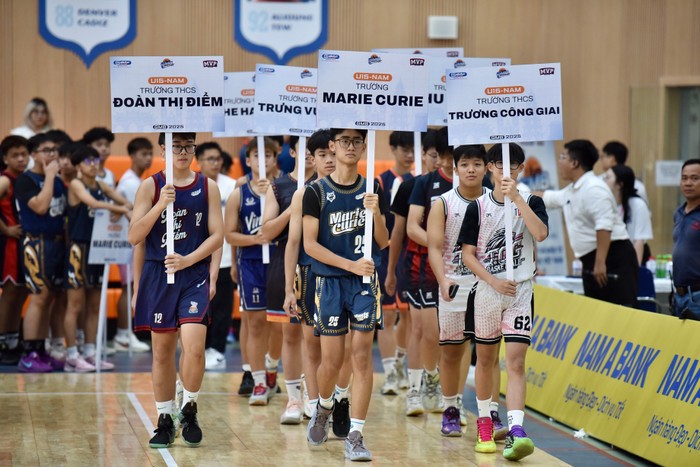 Đại diện U18 nam diễu hành tại lễ khai mạc. Ảnh: BTC. 15-7.GD2.jpg