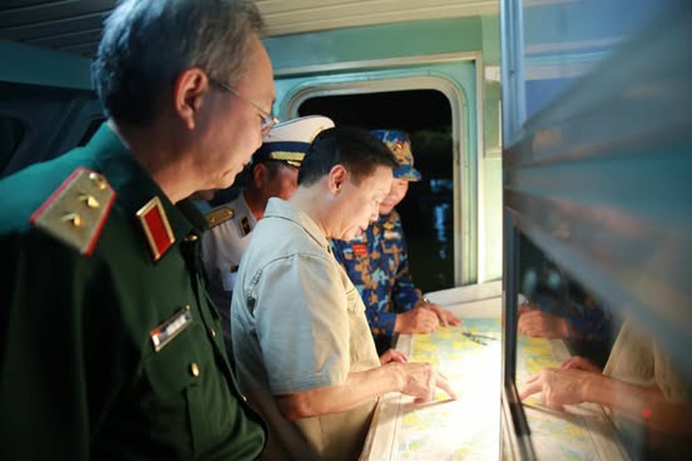 Phó Thủ tướng yêu cầu các lực lượng chạy đua với thời gian, tập trung xác định có còn người còn sống hay không; tìm hết người bị mất tích; triển khai đơn vị đặc công nước hỗ trợ tìm kiếm các nạn nhân ngay trong tối 19/7 - Ảnh: VGP/Minh Khôi. 19-7 PTtg2.jpg