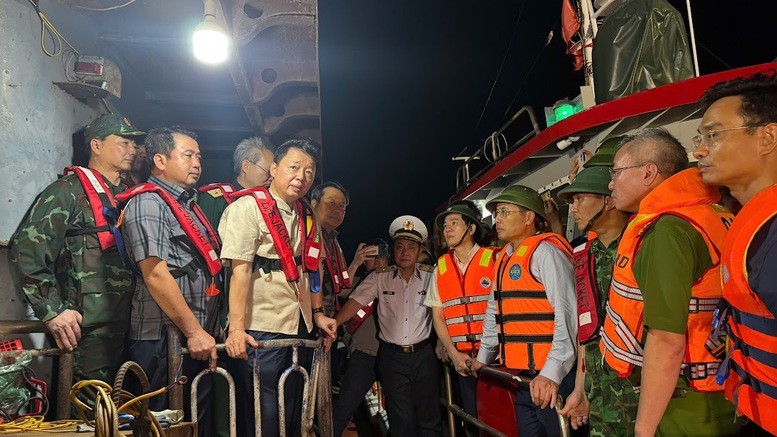 Phó Thủ tướng Trần Hồng Hà nghe các lực lượng chức năng báo cáo tại hiện trường - Ảnh: VGP/Minh Khôi 19-7 PTtg.jog.jpg