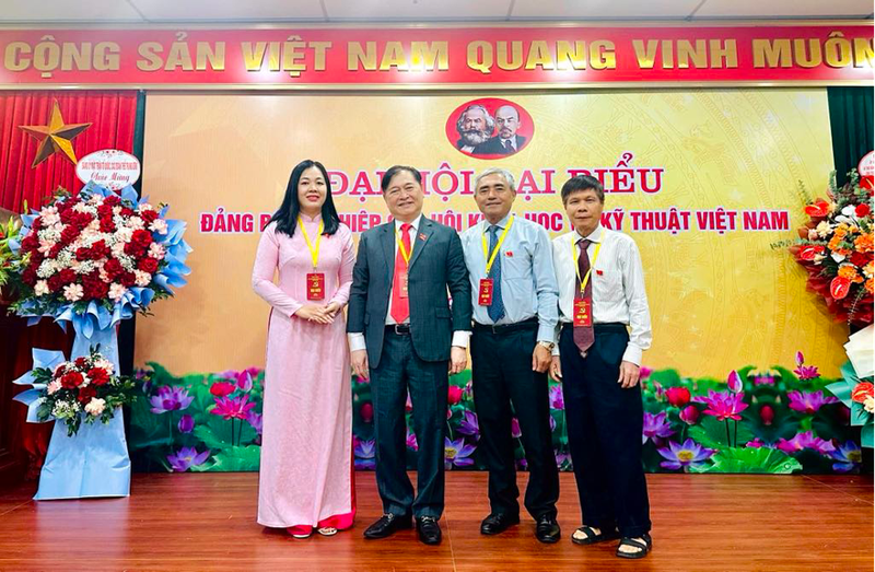 Đoàn Đại biểu của Chi bộ Cơ quan Hội Truyền thông số Việt Nam và Tiến sĩ khoa học Phan Xuân Dũng - Chủ tịch VUSTA tại Đại hội Dang bo 3.png