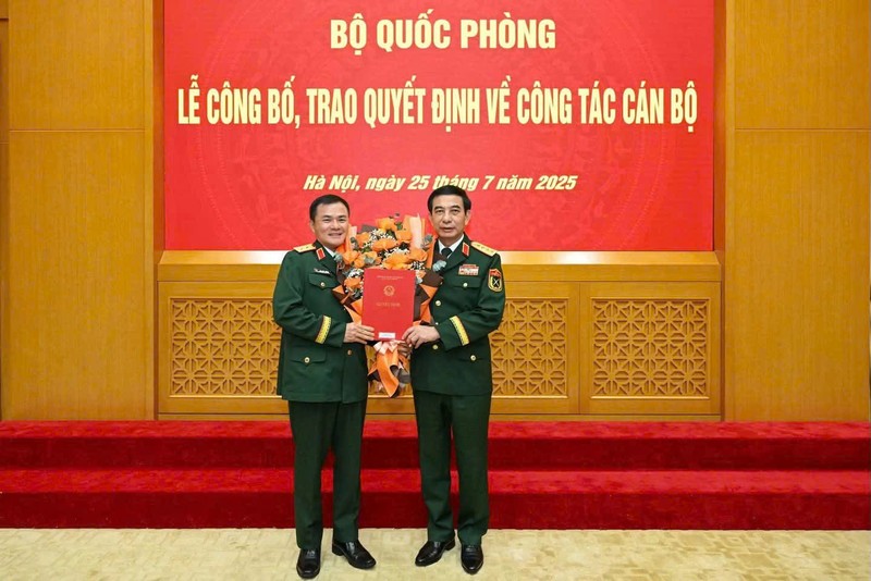 Bộ trưởng Bộ Quốc phòng Phan Văn Giang trao quyết định thăng quân hàm Trung tướng cho ông Tào Đức Thắng. Ảnh: VT. 29-7. bo-quoc-phong-2404.jpg