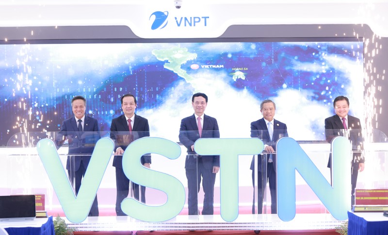 Các đại biểu thực hiện nghi thức khai trương tuyến cáp đất quốc tế VSTN PR2.jpg.JPG