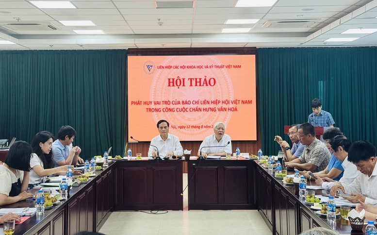 PGS. TS Phạm Ngọc Linh – Phó Chủ tịch Liên hiệp Các Hội Khoa học và Kỹ thuật Việt Nam và TS Nguyễn Viết Chức – Nguyên Phó Chủ nhiệm Ủy ban Văn hóa, Giáo dục, Thanh niên, Thiếu niên và Nhi đồng của Quốc hội, đồng chủ trì Hội thảo. Ảnh: VGP. 12-8 LHH1.jpg