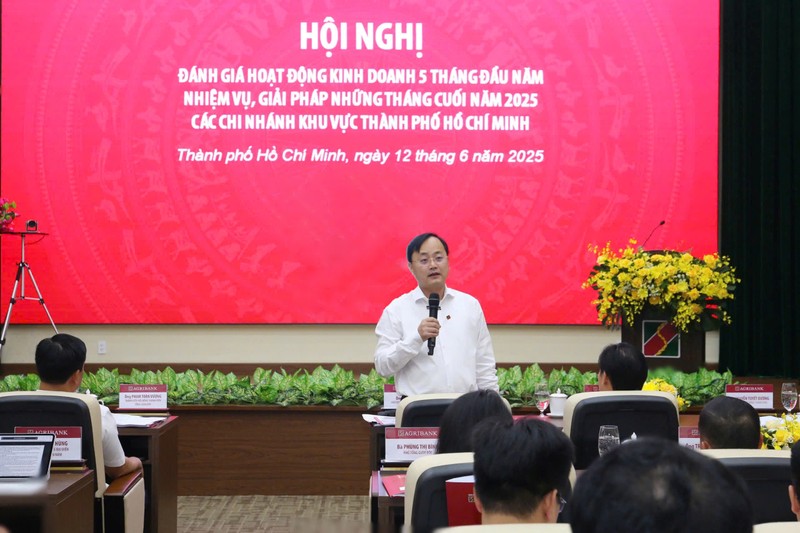 Bí thư Đảng ủy, Chủ tịch HĐTV Agribank Tô Huy Vũ nắm bắt tình hình hoạt động kinh doanh của Agribank khu vực Thành phố Hồ Chí Minh tại buổi làm việc với các Chi nhánh trên địa bàn vào tháng 6/2025 HN TPHCM.jpg