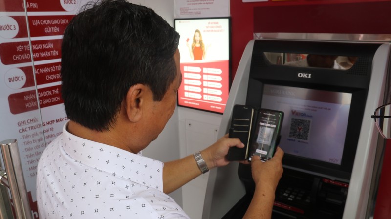 Khách hàng trải nghiệm giao dịch Máy AutoBank CDM tại Lễ khai trương IMGL4032.JPG