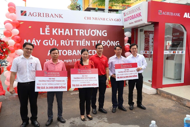 Agribank Chi nhánh Cần Giờ trao tặng ủng hộ an sinh xã hội cho các trường học trên địa bàn xã Thạnh An z6908846887088_5e92d101f50fc07403f5a409b2051fd9.jpg