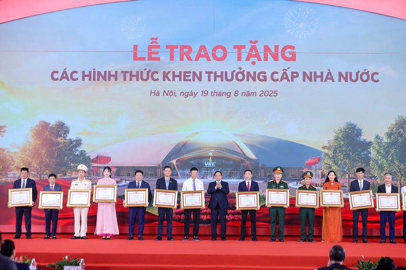 Thủ tướng Chính phủ Phạm Minh Chính trao Huân chương Lao động tặng các tập thể, cá nhân đã có nhiều đóng góp đặc biệt vào sự phát triển kinh tế - xã hội của Thủ đô và đất nước - Ảnh: VGP/Nhật Bắc 19-8 TTg trao khen thuong.jpg
