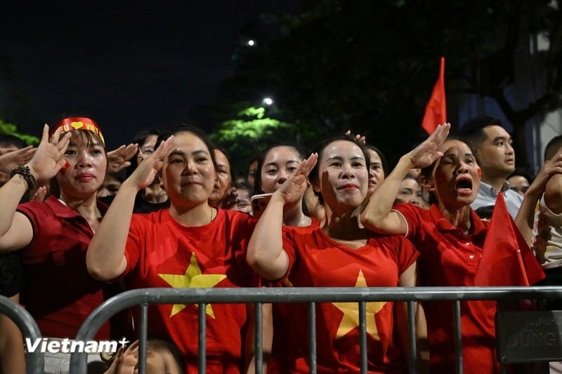 Tối 24/8, hàng vạn người dân đã cùng nhau chào cơ, vỗ tay, reo hò khi buổi Tổng hợp luyện diễu binh, diễu hành lần 2 Lễ kỷ niệm 80 năm Cách mạng tháng Tám và Quốc khánh 2/9 (A80) chính thức diễn ra. (Ảnh: Minh Sơn/Vietnam+). 25-8 nguoi-dan-xem-dieu-binh-2.jpg