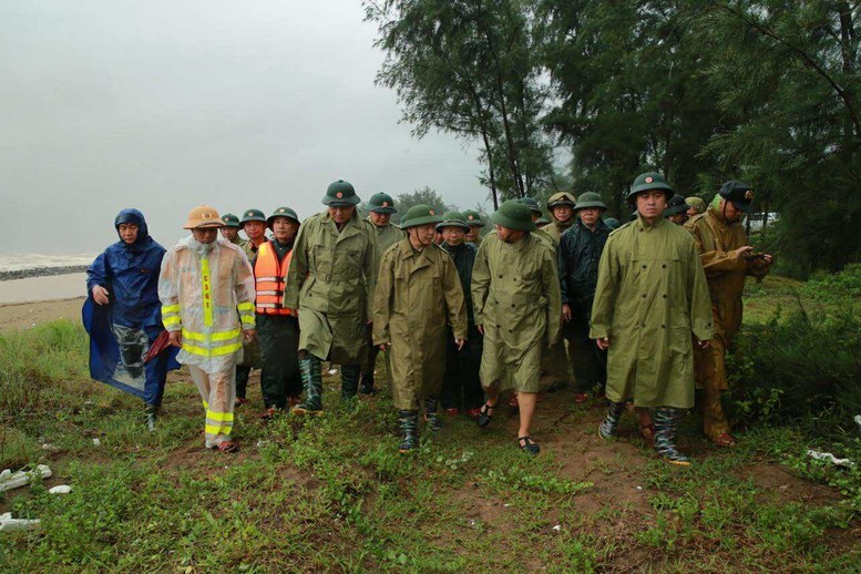 Phó Thủ tướng đi thị sát, kiểm tra tuyến đê biển Hội Thống (Hà Tĩnh) - Ảnh: VGP/Minh Khôi 25-8 PTtg 53643989014697649909589513990180004677682896n-1756087835112303094535.jpg
