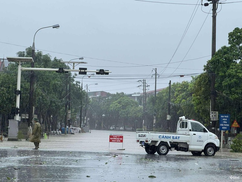 Mưa lớn khiến đường phố tại phường Thành Sen (Hà Tĩnh) bị ngập, các phương tiện di chuyển khó khăn. Lực lượng công an đã cấm di chuyển tại một số tuyến vào trưa 25/8. Ảnh: Vietnamnet. 26-8 Bao so 5.jpg