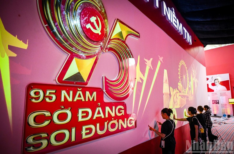 Công nghệ 3D cảm ứng tạo ra những hiệu ứng kỳ diệu tại triển lãm. Ảnh: Báo Nhân Dân. 27-8 co dang.jpg