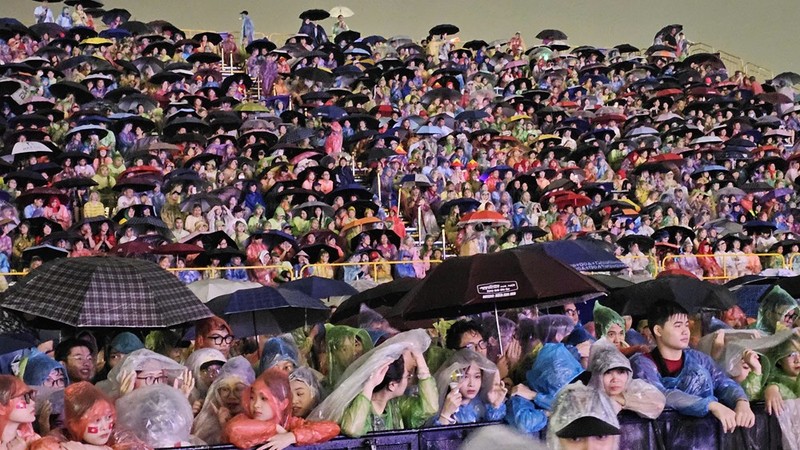 Dù trời mưa nặng hạt nhưng vẫn có hàng vạn khán giả đến với concert. Ảnh: Báo Văn Hoá. 27-8 VNTT.jpg