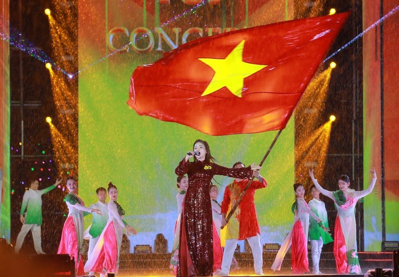 Ca sĩ Dương Hoàng Yến biểu diễn trong chương trình (Ảnh: Khánh Hoà/TTXVN). 27-8 VNTT3.jpg