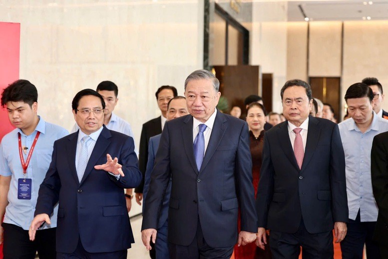 Tổng bí thư Tô Lâm, Thủ tướng Phạm Minh Chính, Chủ tịch Quốc hội Trần Thanh Mẫn cùng các đại biểu đến dự khai mạc Triển lãm “80 năm Hành trình Độc lập - Tự do - Hạnh phúc” - Ảnh: VGP/Nhật Bắc. 28-8 Trien lam1.jpg