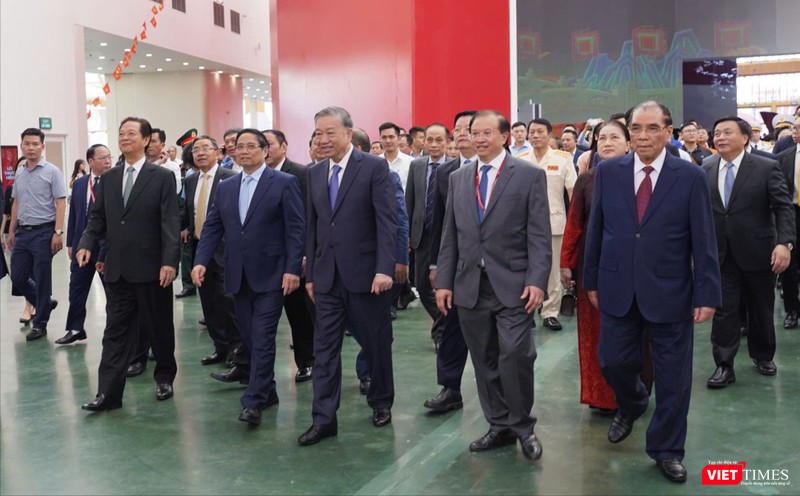 Tổng bí thư Tô Lâm, Thủ tướng Phạm Minh Chính, cùng các lãnh đạo, nguyên lãnh đạo Đảng, Nhà nước tham quan không gian trưng bày Triển lãm "80 năm Hành trình Độc lập - Tự do - Hạnh phúc". Ảnh: Lê Mai. vt_Trien lam1.jpg