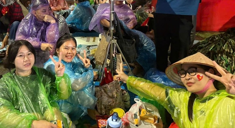 Chị Thu Hằng (ngoài cùng bên trái) cùng với bạn bè đã có mặt từ chiều 29/8 để chờ đợi xem Lễ Tổng duyệt diễu binh, diễu hành vào sáng mai. Ảnh: Bảo Trâm. C6.jpg