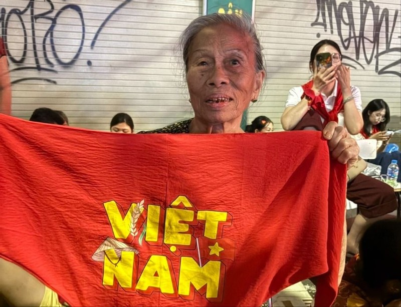 Cụ bà Trần Thị Lan đón xe từ nhà ở Thanh Hoá, cách Thủ đô hơn 100 km để tới xem duyệt binh. Ảnh: Bảo Trâm. 29-8 Ba cu.jpg