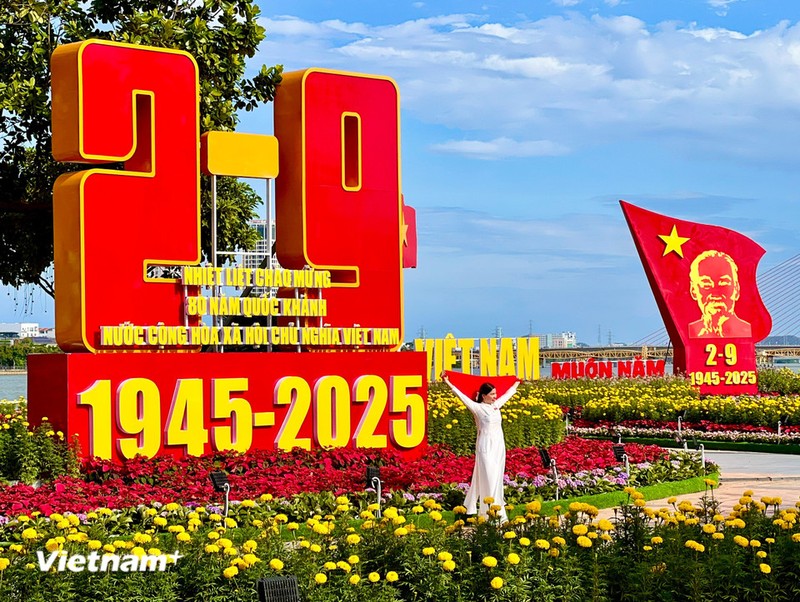 Tiểu cảnh được trang trí tại nút giao thông phía Tây cầu Rồng (Đà Nẵng) dịp kỷ niệm Quốc khánh 2/9 (Ảnh: Thanh Phong/Vietnam+). 30-8 chumanhdanang29-08.jpg