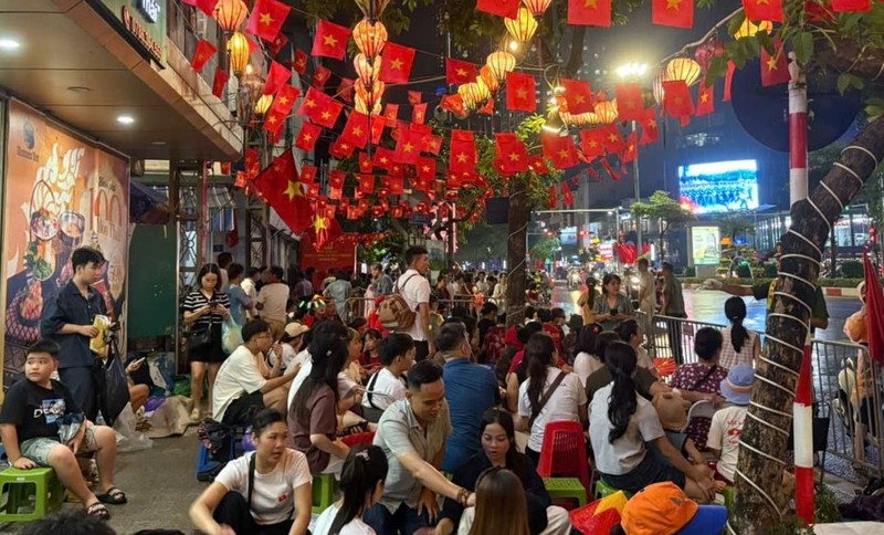 Người dân tập trung trên vỉa hè đường Văn Cao chờ đợi xem buổi lễ tổng duyệt. C4.jpg