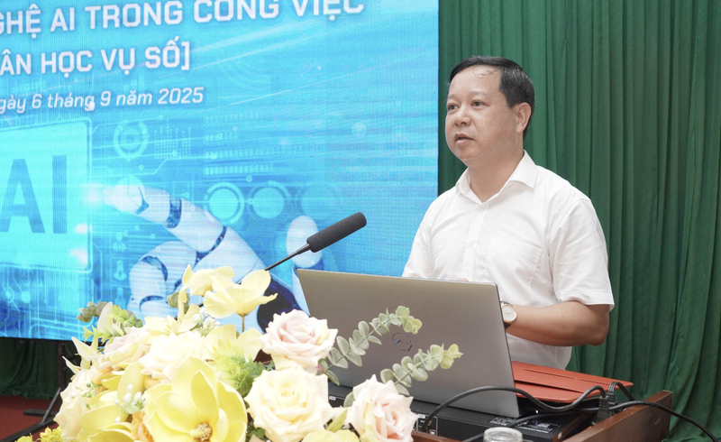 Ông Hà Việt Hùng – Bí thư Đảng uỷ, Chủ tịch HĐND xã Sơn Lương phát biểu tại buổi tập huấn. Ảnh màn hình 2025-09-07 lúc 15.56.52.png
