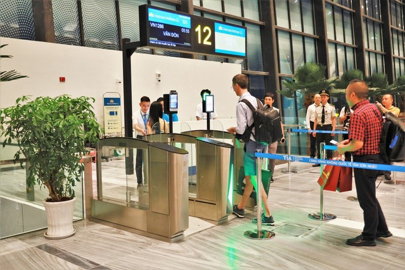 Khu vực kiểm tra an ninh tại nhà ga T3, sân bay Tân Sơn Nhất bố trí các thiết bị nhận diện khuôn mặt kết hợp quét thẻ CCCD để qua cửa tự động. Ảnh: Hà An. 14-9 T3.2.jpg