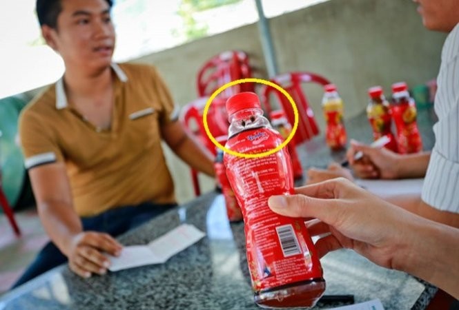 Ông Nguyễn Ngọc Anh và chai nước có dị vật
