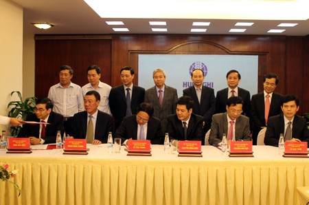 Lãnh đạo các tỉnh tham gia ký kết tờ trình trình Thủ tướng Chính phủ