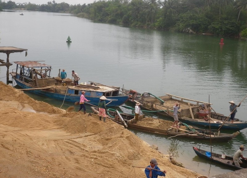 Thủ tướng: Nghiêm cấm lợi dụng việc nạo vét để khai thác cát trái phép